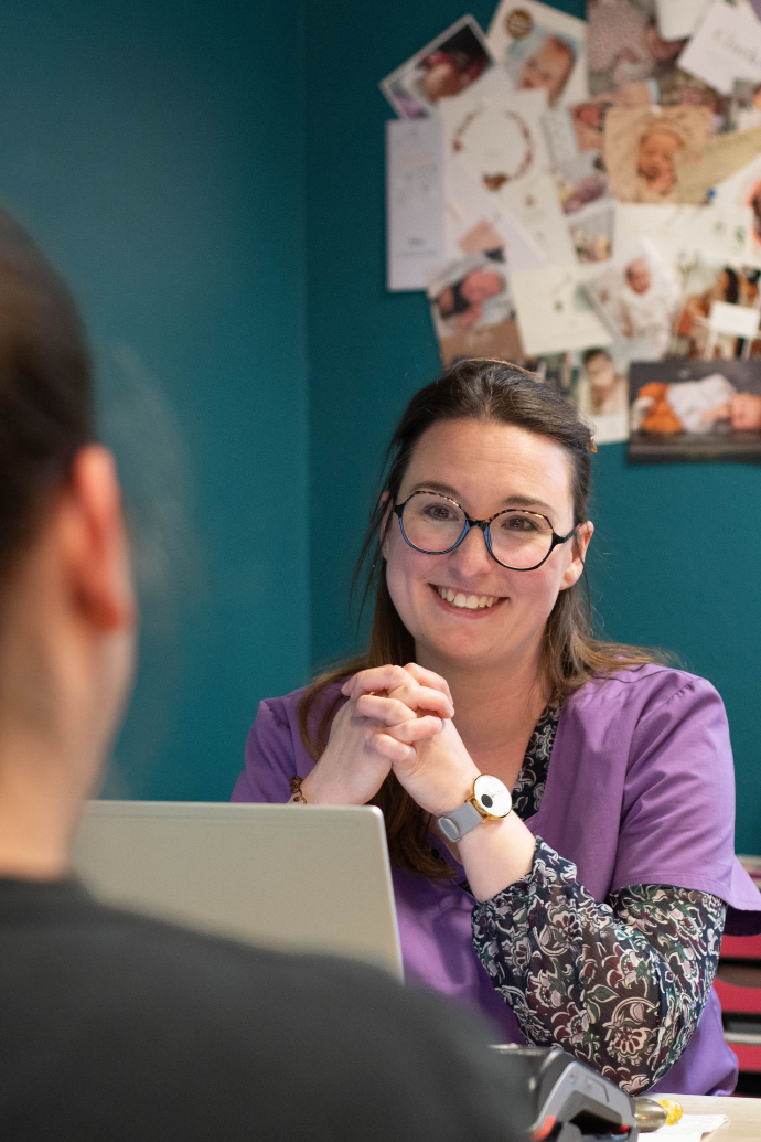 Sage femme en consultation