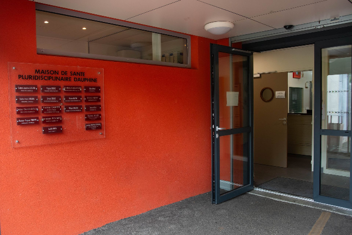 entrée porte directe du cabinet sages femmes villefontaine