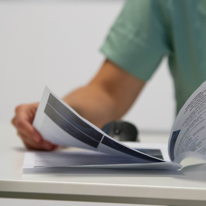 consultation de documents médicaux par une sage femme