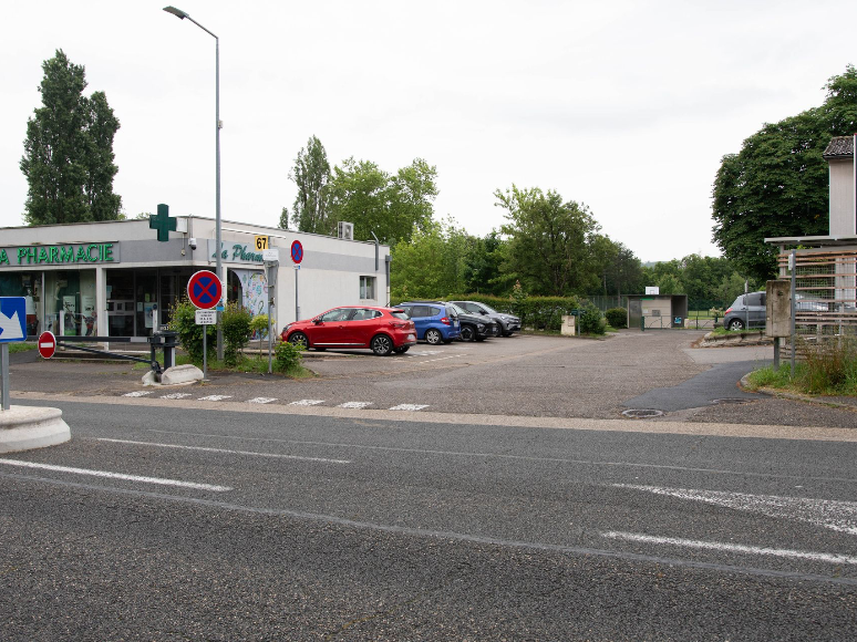 parking de la pharmacie des roches aà proximité du cabinet de sages femmes villefontaine