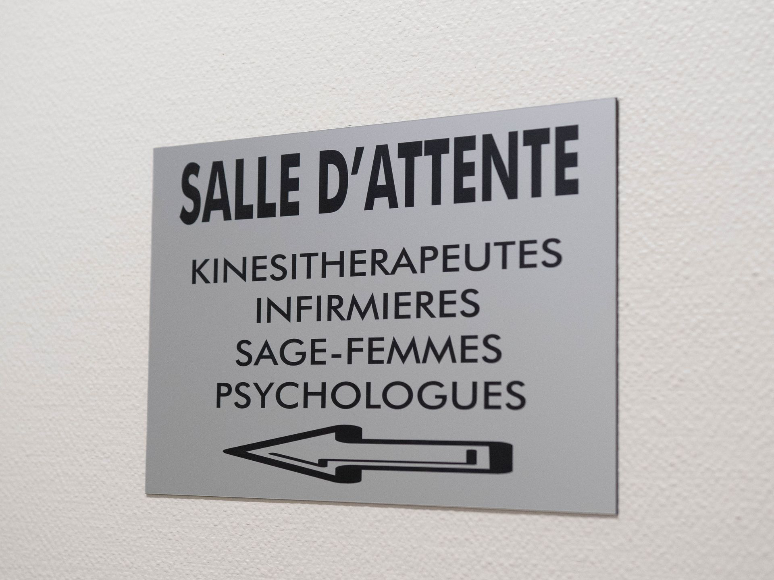 panneau indiquant espace attente du cabinet sages femmes villefontaine